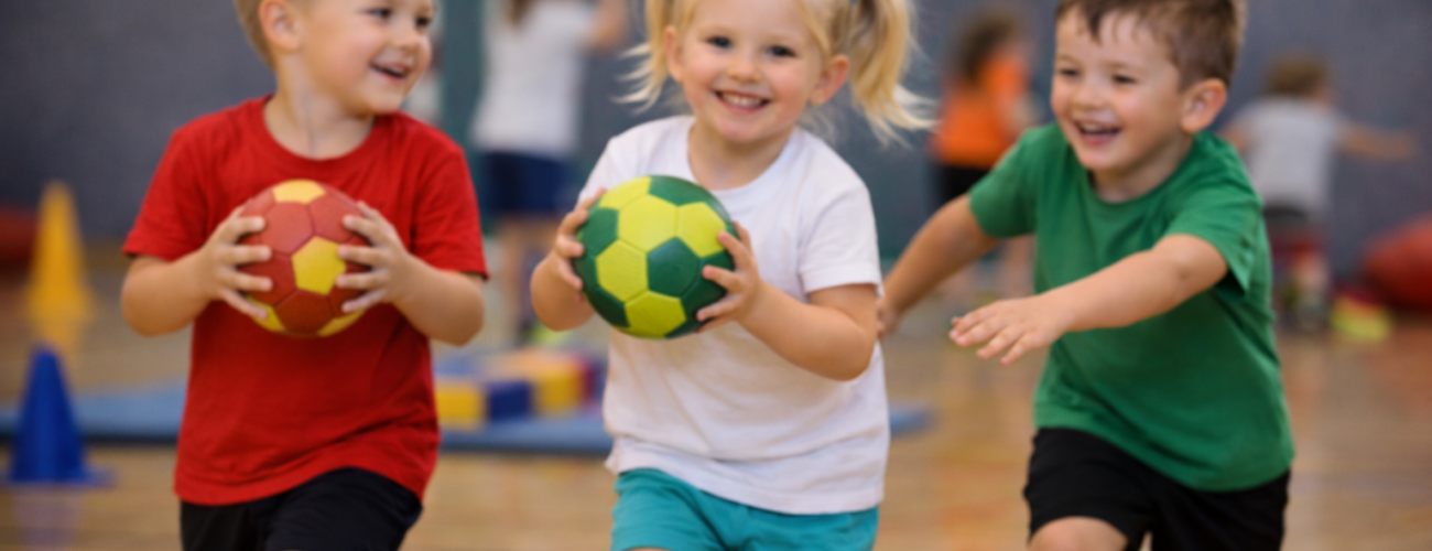 Kinder beim Handballspiel im Gymnasium